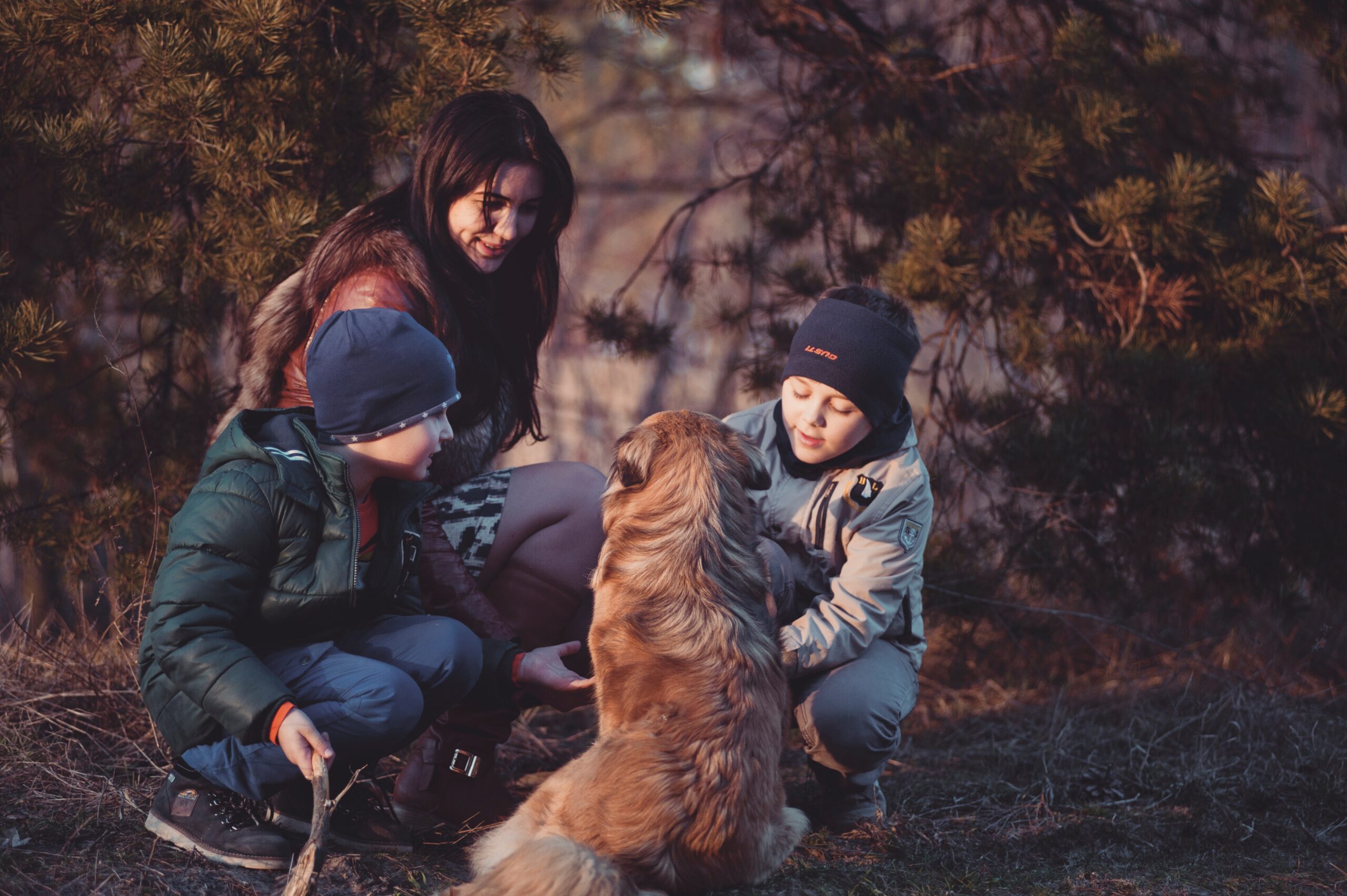 Barnfamilj ute med hund