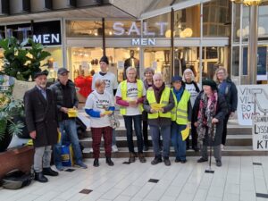 Demonstranter utanför Solna Stadshus